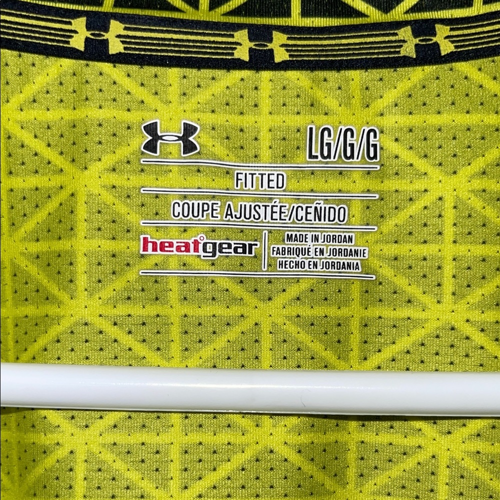 Like NEW Large Heatgear Under Armour Women's Long Sleeve Top in Black and Yellow - Picture 2 of 4